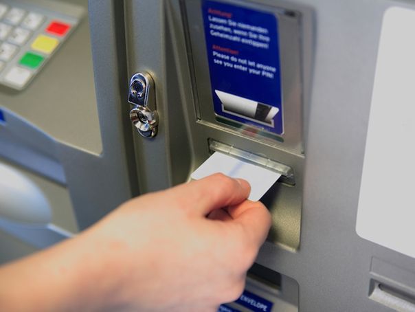 Șapte reguli obligatorii ca să nu-ți dispară banii de pe card