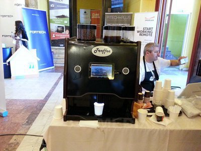 Aparat de făcut cafea, care arată și câte calorii sunt într-o ceașcă, prezentat la Techsylvania