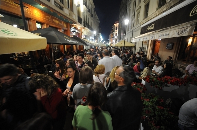 Grecul Theocharopoulos, fost șef al Romtelecom, s-a dus la un restaurant în București. „După ce am așteptat o jumătate de oră, am învățat cum să le zici chelnerilor ca să vină imediat c
