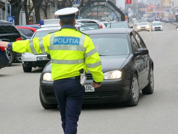 Când l-au tras pe dreapta pe acest șofer, polițiștii de la Rutieră nu și-au închipuit ce va urma. SURPRIZA a venit în momentul când i-au cerut actele