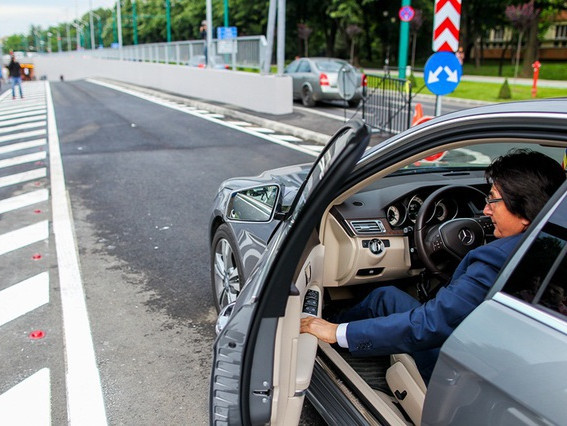 Primarul din Timișoara s-a dus în concediu în Emiratele Arabe, iar la întoarcere a primit o factură exorbitantă la telefonul mobil. Ce a făcut apoi i-a indignat pe mulți