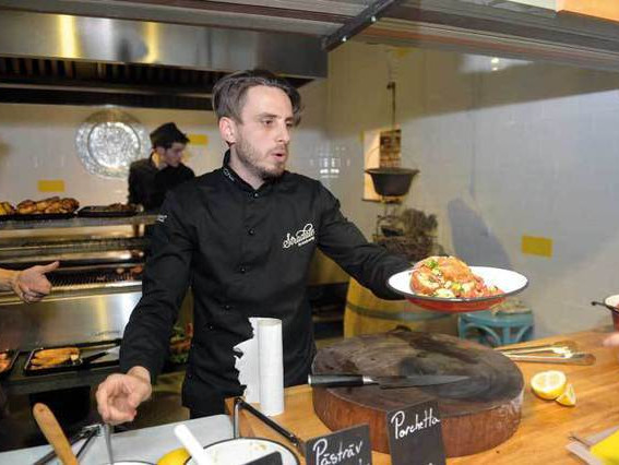 A lucrat în restaurante Michelin, iar acum aduce street food-ul în pauza de prânz a corporatiștilor. Care este noul pariu al Chef-ului Foa?