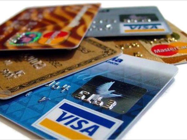 Ce câștigă de fapt băncile din cardurile de credit cu „rate fără dobândă“