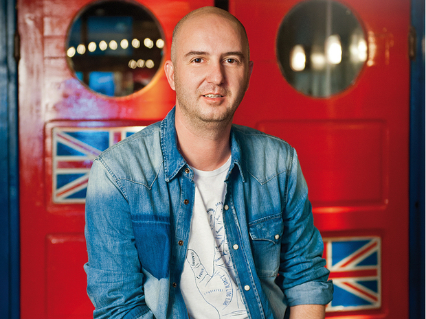 Omul care aduce conceptul de preț fix în cafenelele din România. Orice cafea costă cinci lei
