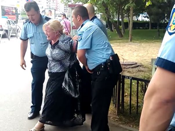O femeie a fost încătușată de trei polițiști ca urmare a unui gest pe care îl fac mulți români - VIDEO