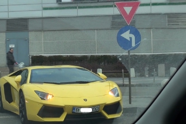 Un milionar care obișnuiește să parcheze „unde vor mușchii lui”, a avut parte de o surpriză neplăcută la Constanța, după ce și-a lăsat Lamborghiniul în mijlocul străzii, lângă o zeb