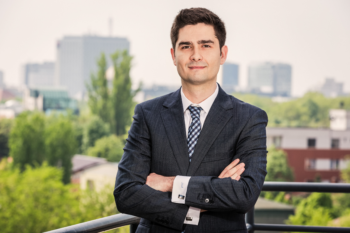 Și-a început cariera când nu împlinise 20 de ani, iar acum ocupă funcția de director adjunct în cadrul unității Investment Banking