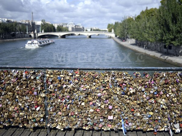 Primăria din Paris a început eliminarea "lacătelor iubirii" de pe celebrul Pont des Arts