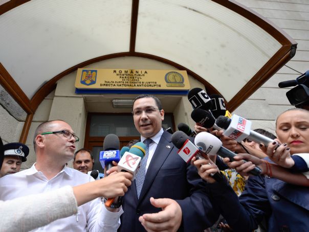 COMENTARIU AFP: Premierul, ultimul "trofeu" al luptei anticorupție din România