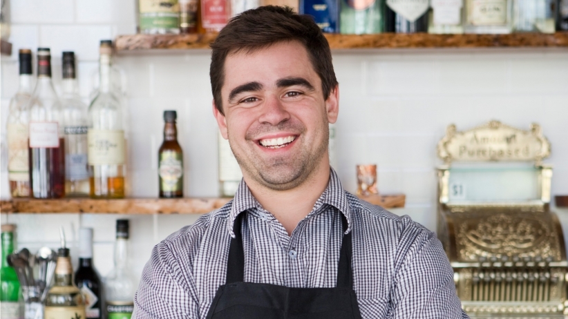 Își obligă angajații să citească și să refuze bacșișul. Astfel și-a triplat afacerile un proprietar de restaurant