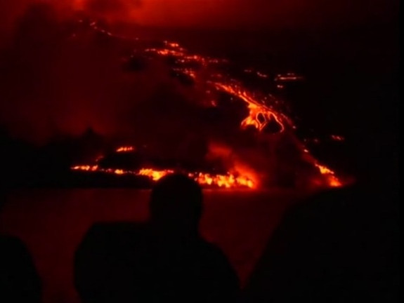 Imagini spectaculoase din Galapagos: Râuri de lavă se scurg în ocean, după
o erupție vulcanică