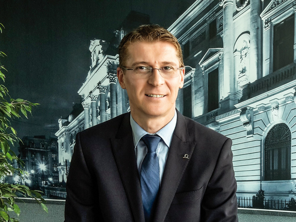 Lucrează de 15 ani în cadrul aceleiași companii, iar astăzi ocupă poziția de director național de vânzări