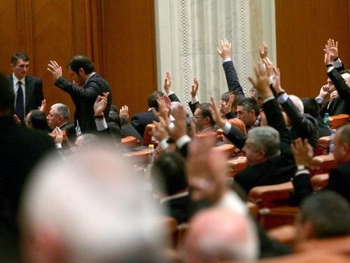 Când toată lumea era cu ochii la Ponta și PSD, senatorii au adoptat o lege scandaloasă. Super-privilegiul pe care și l-au acordat parlamentarii