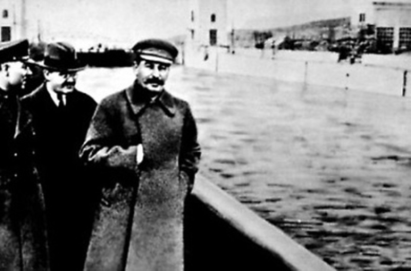 Surpriză pentru istorici într-o fotografie de arhivă. Dovada că ASASINATUL PERFECT nu există: „Priviți cu atenție în stânga lui Stalin!”