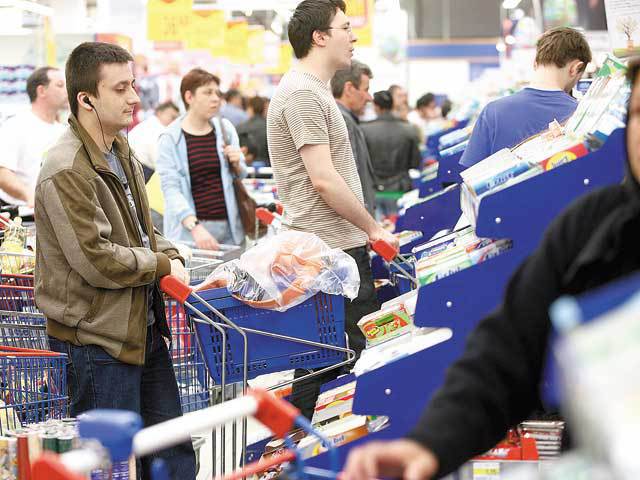Situația dramatică din România. Cât lasă un român la cumpărături din bugetul lunar față de un ungur, grec, neamț sau polonez