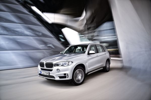 BMW lansează în România SUV-ul pentru care se plătește un impozit anual de 9 lei. GALERIE FOTO