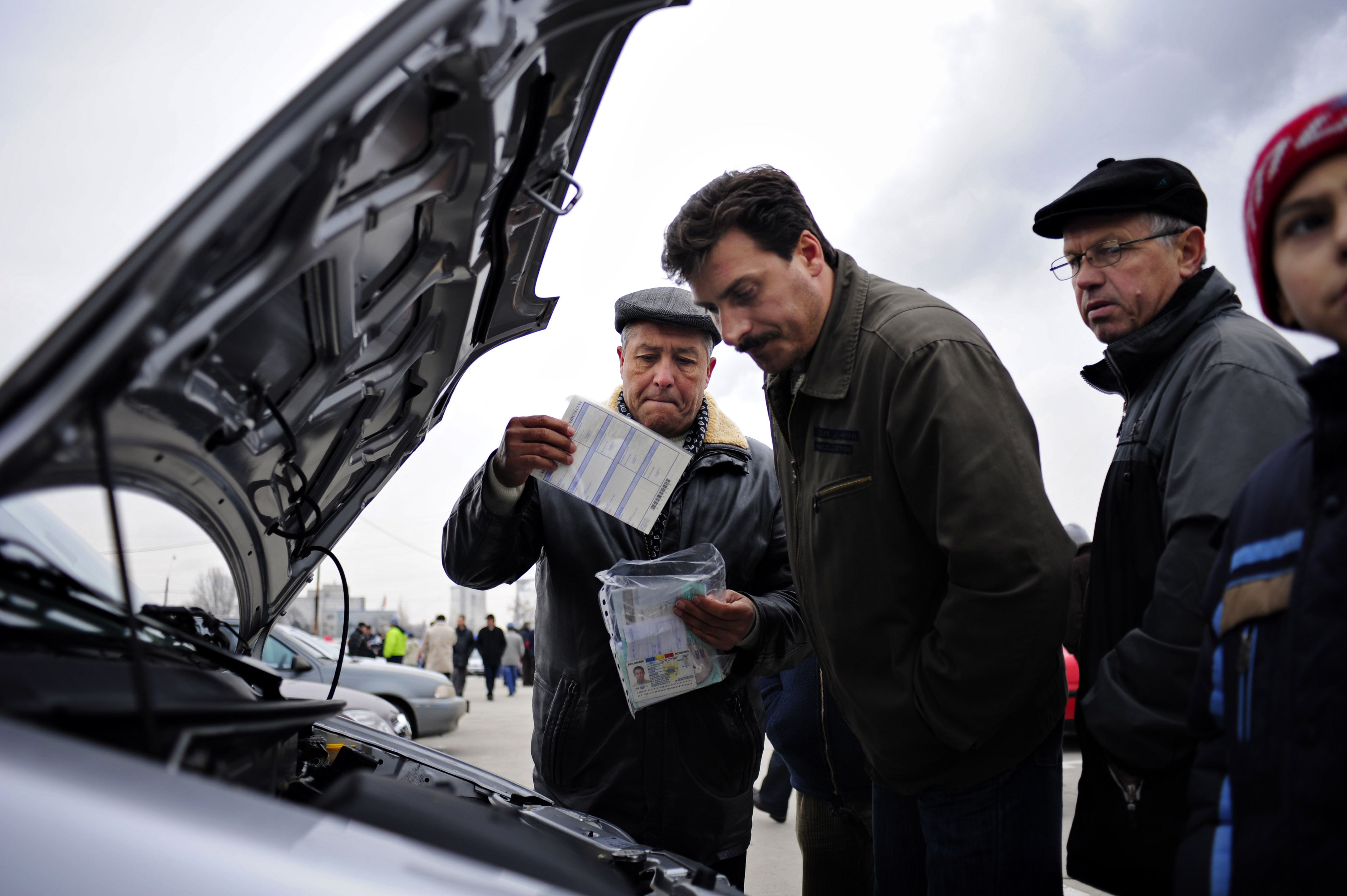 Acest bărbat din Brașov a vrut să-și cumpere o mașină second-hand și a plătit avansul. A doua zi, când a vrut să-și ridice mașina a avut o surpriză de proporții. Ce a aflat când a sunat