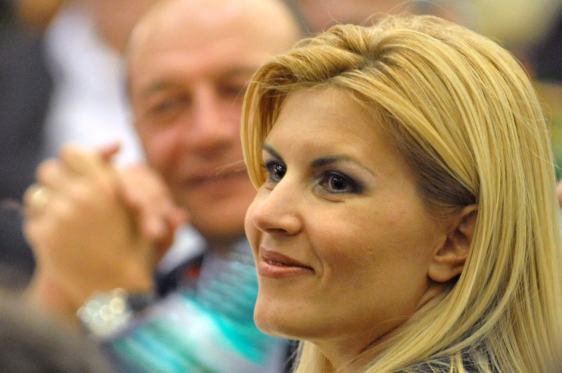 Răsturnare de situație în cel mai mare scandal din România. Informația care ar putea să o scape pe Elena Udrea de cea mai gravă acuzație: șpaga de 900.000 de euro