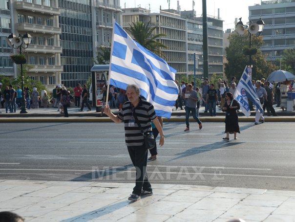 CRIZA din Grecia: Cozi lungi la bănci, înainte ca Eurogrupul să analizeze o nouă propunere a Greciei