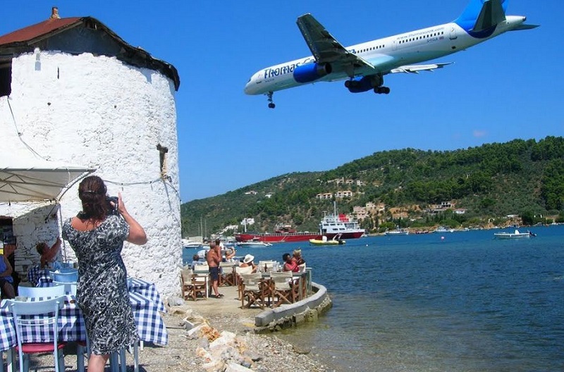 O companie aeriană se oferă să facă ZBORURI GRATUITE pentru Grecia. Singurul lucru pe care trebuie să-l facă călătorii și care sunt destinațiile