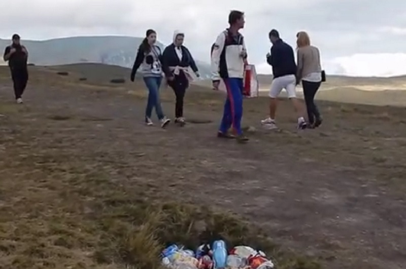 „România, țară frumoasă, mulți oameni jegoși!” SURPRIZĂ extrem de neplăcută pentru turiștii care au fost în acest weekend pe platoul Bucegilor