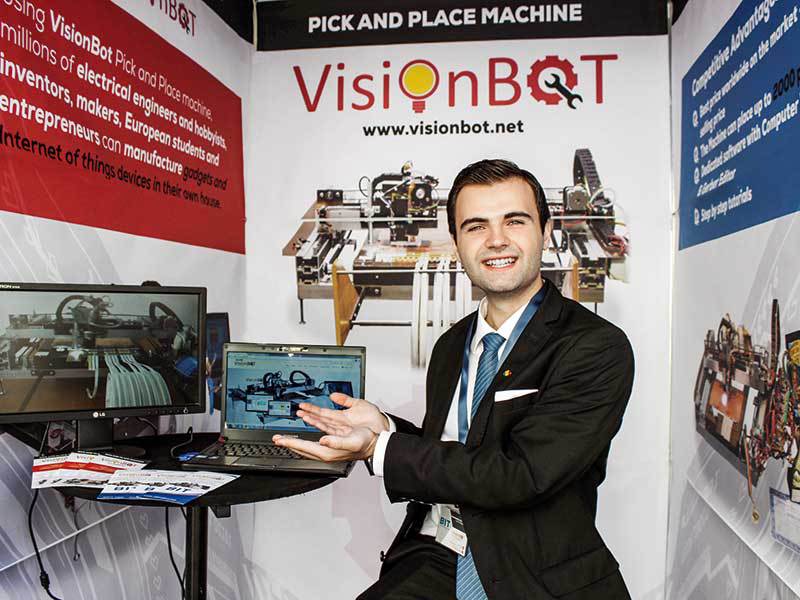 Tânărul care vă oferă posibilitatea de a vă construi propriul televizor. Sau laptop. Sau orice aparat electronic