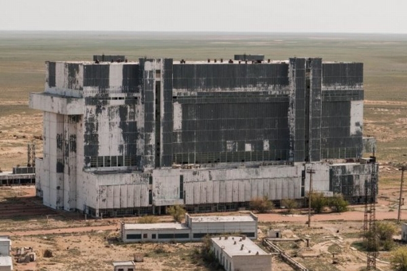 Un fotograf a trecut pe lângă ceea ce părea un hangar dintr-un aeroport. Când a intrat a făcut o descoperire istorică