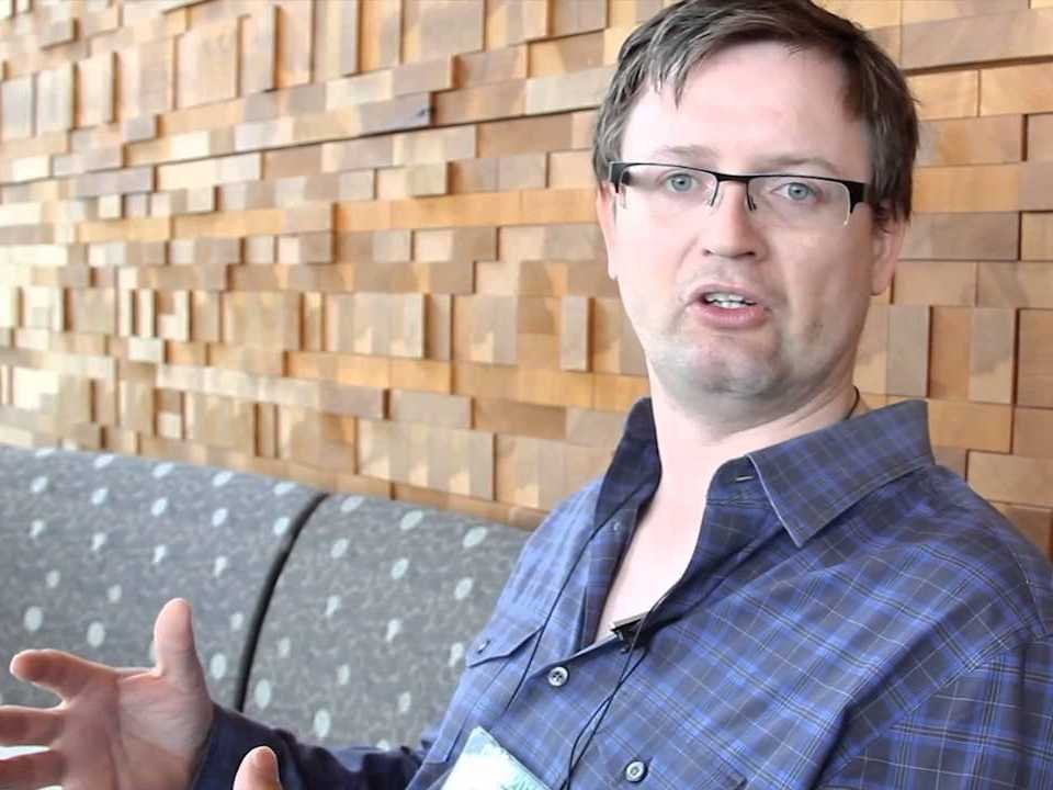 A vrut să-și îmbunătățească CV-ul, așa că a dezvoltat un site. 12 ani mai târziu și-a vândut start-up-ul pentru 575 de milioane de dolari
