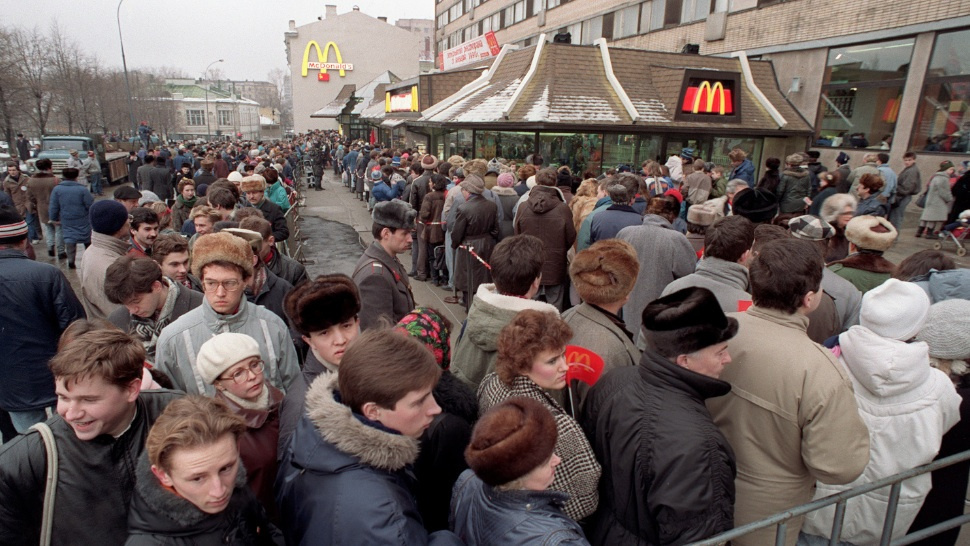 Câți oameni crezi ca au venit la deschiderea primului McDonald's din Rusia? - VIDEO