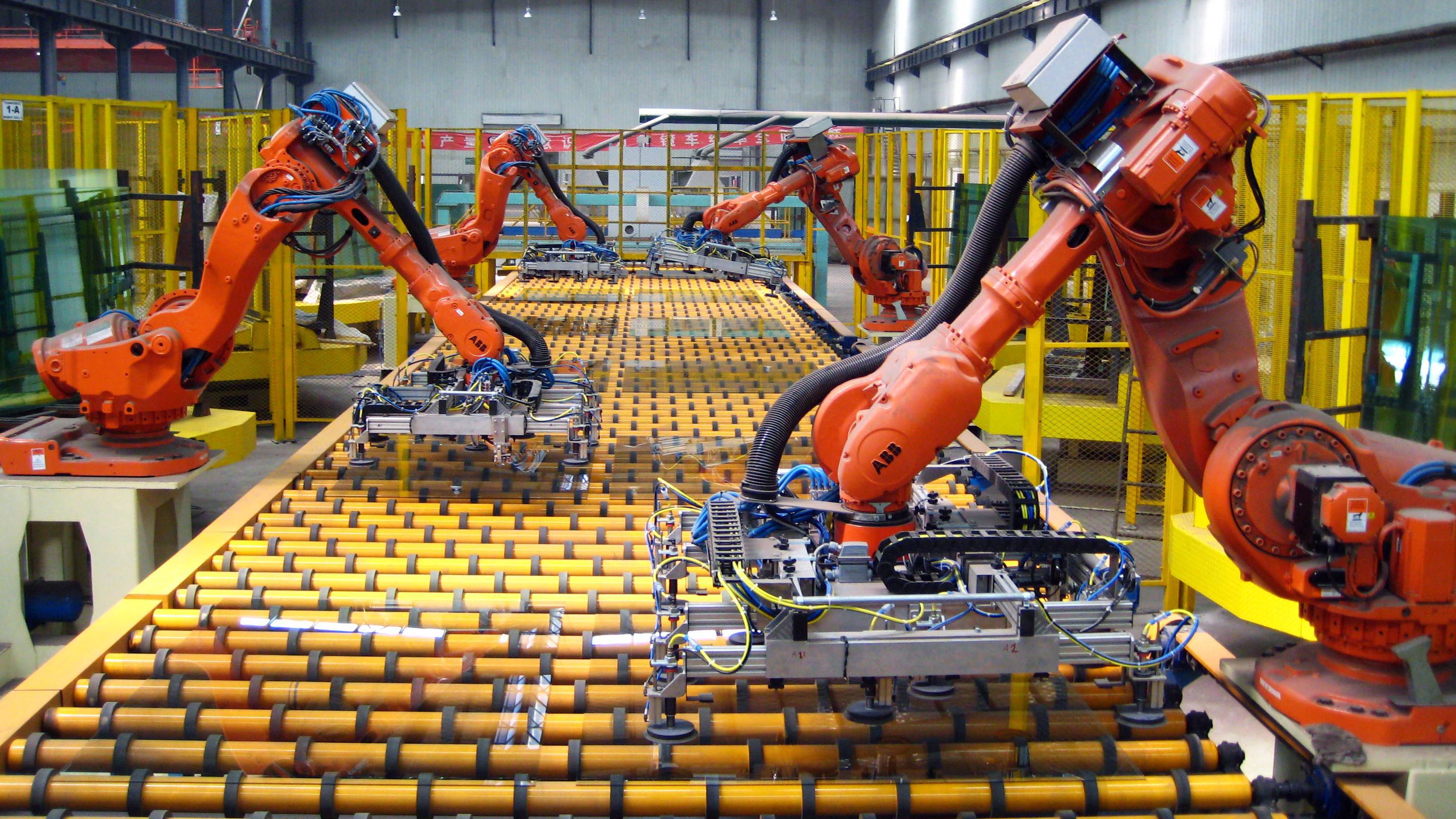 590 răman fără loc de muncă după ce a fost deschisa prima fabrică operată doar de roboți din China