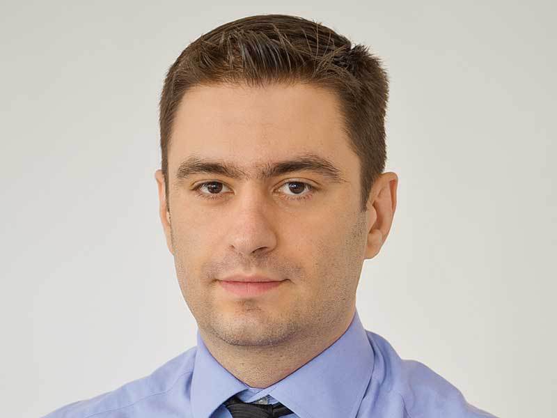 Cum ajungi de la două calculatoare la 4 milioane de euro?
