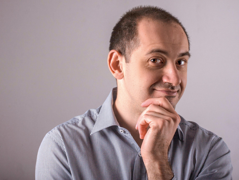 La 33 de ani, acest tânăr este co-fondator și CEO al unuia dintre cele mai importante businessuri online de carte din România