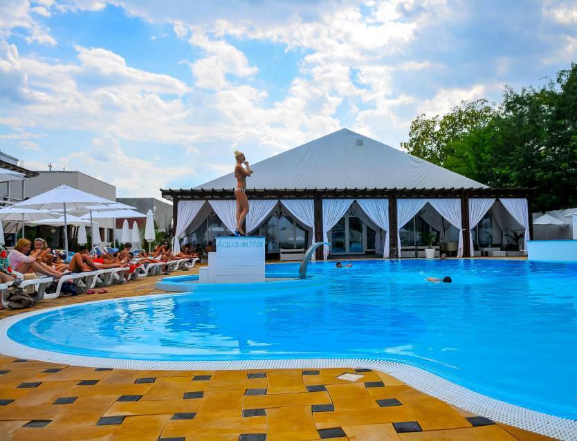 Când s-a dus la ștrand era un nimeni, când a plecat era CINEVA. Experiența incredibilă a unui tânăr din București