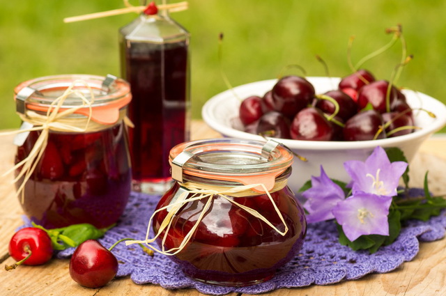 Doi antreprenori din Reghin vor să vândă dulcețuri de 40.000 de lei după ce au făcut pasul în online