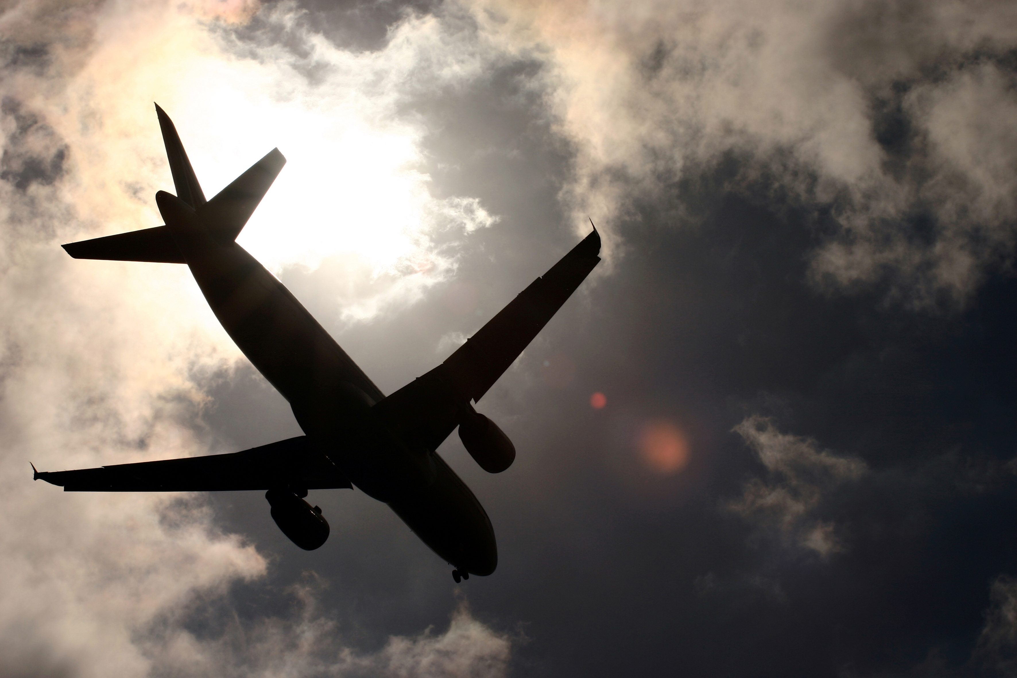 Și-au cumpărat bilete de avion, dar când au ajuns la aeroport li s-a spus că zborul nu există. ATENȚIE LA „AVIONUL FANTOMĂ” care-ți strică vacanța