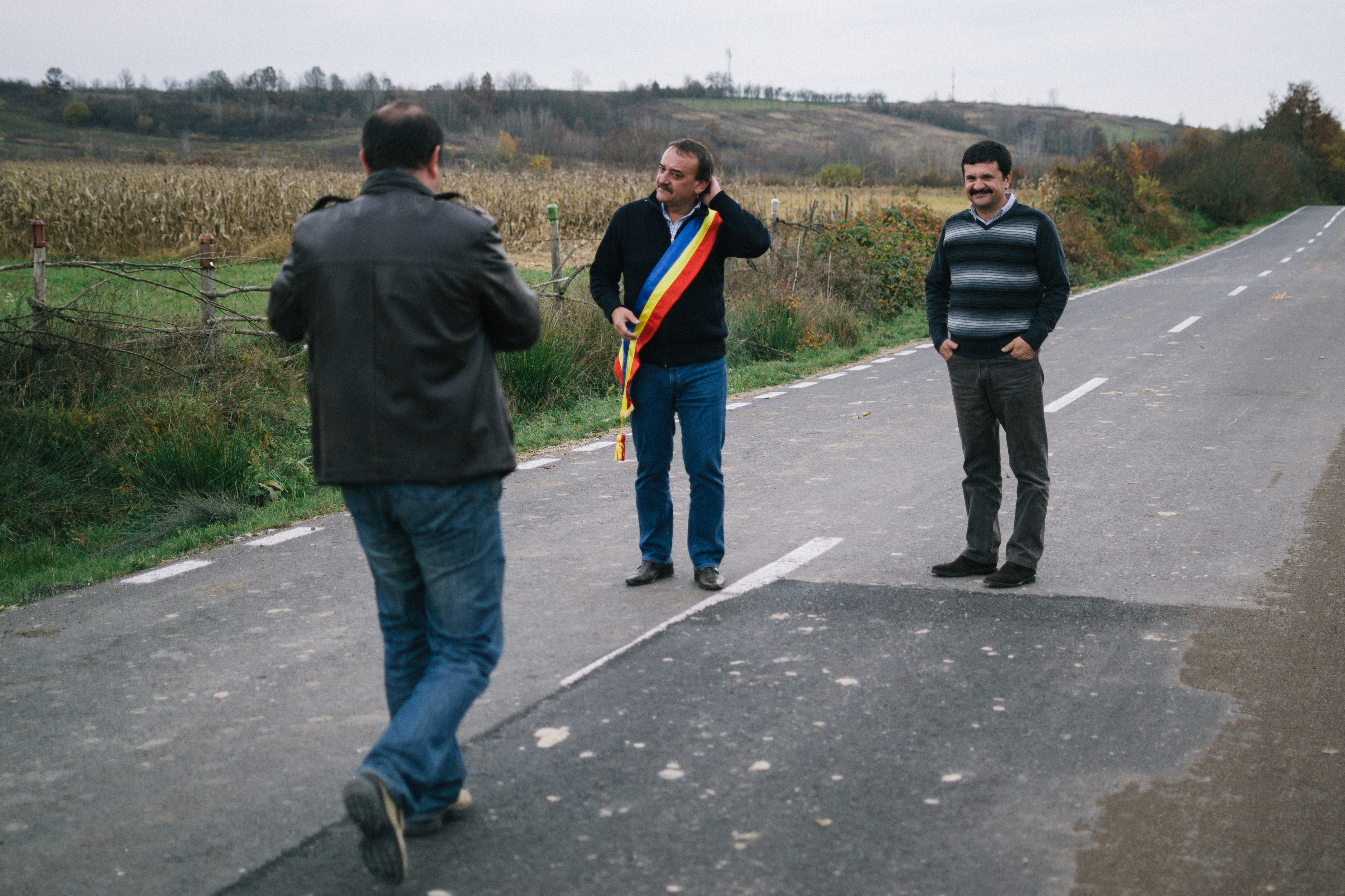 Au dat 2 milioane de euro ca drumul printr-o comună din Hunedoara să fie asfaltat, însă le-a scăpat un DETALIU. Primar: „Nu știu cum de s-a ajuns la situația asta”