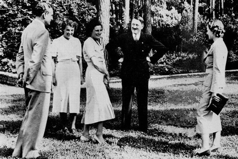 Privește atent imaginea! CE NU A VRUT HITLER SĂ SE VADĂ: cum arăta această fotografie înainte să fie retușată de propaganda oficială