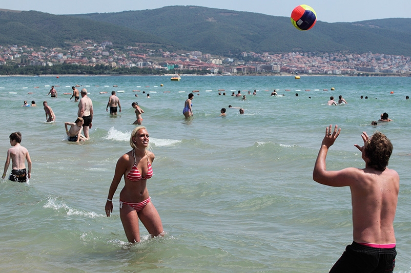 Mașina unui turist român din Bulgaria a fost furată în 7 minute din parcarea privată a hotelului. REACȚIA polițiștilor când au văzut înregistrarea e INADMISIBILĂ