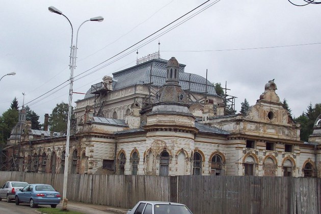Una din bijuteriile arhitecturii din România stă să cadă. Motivul incredibil pentru care Biserica Ortodoxă se opune restaurării