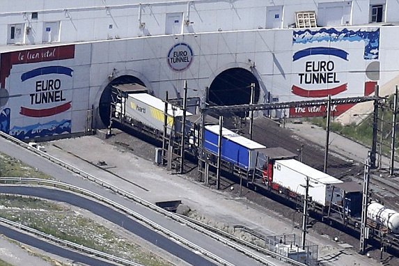 Un IMIGRANT sudanez a alergat prin Eurotunel 50 de kilometri, a sărit 4 garduri și a trecut de 400 de camere de supraveghere. Ce s-a întâmplat când a ajuns la ieșire
