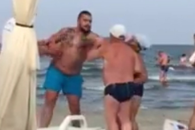 O tânără și-a întins cearceaful pe plajă în Mamaia. Surpriza a venit în momentul când a apărut un bodyguard. VIDEO
