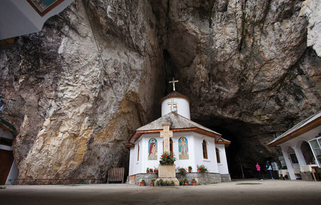 Unul dintre cele mai frumoase și spectaculoase locuri din lume se găsește în România. Cum arată peștera Ialomicioarei, care îi fascinează pe turiștii străini. Galerie FOTO