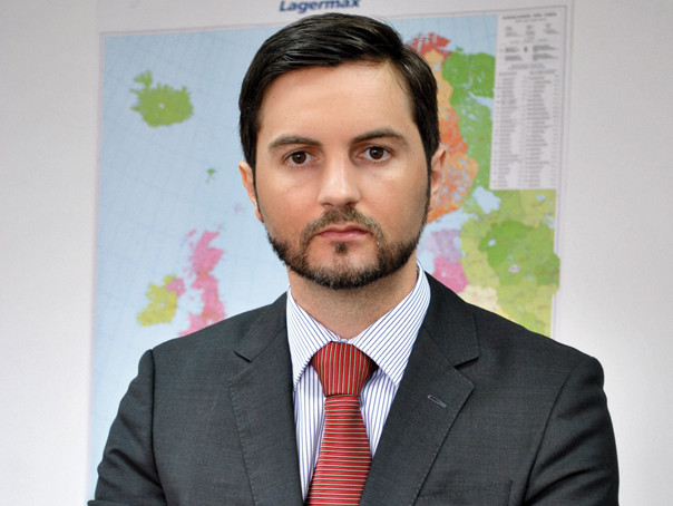 Primul loc de muncă a fost la o revistă franceză unde vindea spatiu pentru publicitate, iar acum conduce o companie de logistică