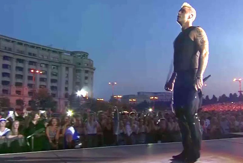 Surpriza lui Robbie Williams pentru fanii din România la mai bine de o lună de la concertul de la București. Ce a postat pe pagina sa de Facebook