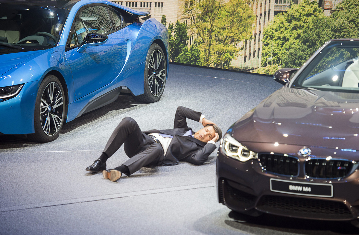 Momente de PANICĂ la Salonul Auto de la Frankfurt. Șeful BMW a LEȘINAT în mijlocul prezentării. Video