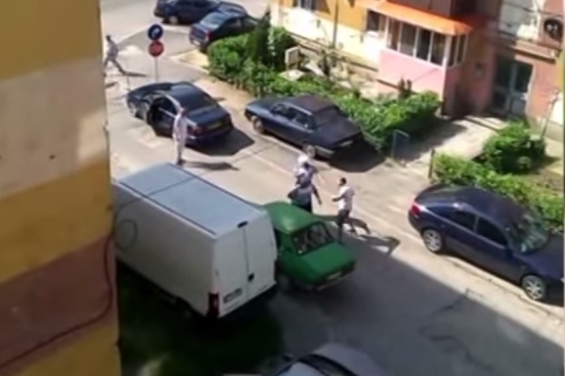 Un șmecher cu BMW a SĂRIT LA BĂTAIE cu doi polițiști, pentru că nu a fost lăsat să parcheze într-o zonă interzisă. Pedeapsa primită este uimitoare