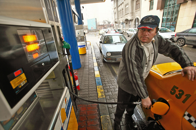 Carburanții se ieftinesc de la 1 ianuarie, dar prețul ar fi putut fi mult mai MIC. Eliminarea supraacizei ar fi adus o reducere SUBSTANȚIALĂ