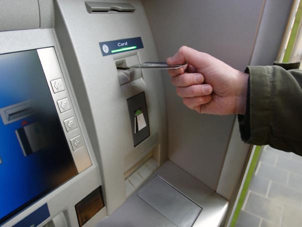 ADEVĂRUL de la bancomat: Cât vă costă să scoateți bani. Băncile au ajuns să taxeze și AFIȘAREA soldului! Topul celor mai mari comisioane