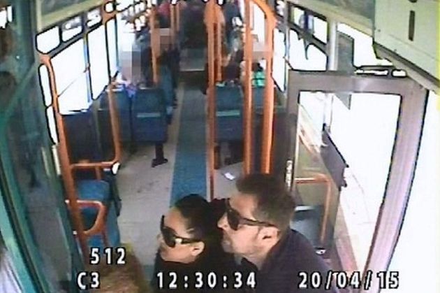 Au urcat în autobuz în plină zi și au „executat-o”. Imaginile cu acești tineri români din Anglia au fost surprinse de camerele de supraveghere. „E un act REPROBABIL”