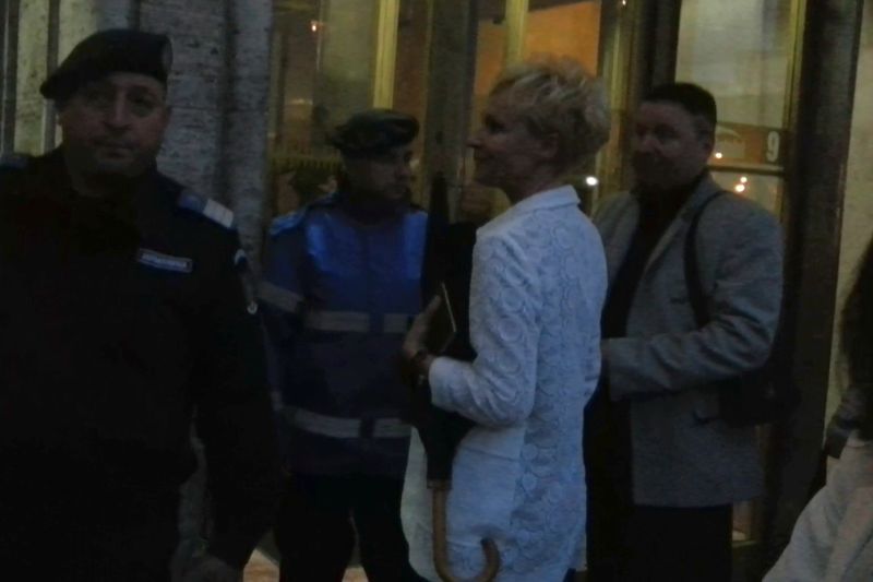 IMAGINI INCREDIBILE. Dana Grecu, scandal monstru în centrul Bucureștiului. Jandarmii nu au stiut cum să reacționeze când au văzut-o pe vedeta Antena 3. VIDEO